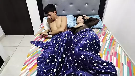 Komşularımın gürültüsü dinlenmeme izin vermiyor ve karımla iyi bir sikişmek için zaman ayırıyorum