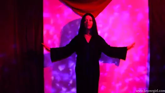 Megan kızlık yasak bir ritüel gerçekleştirir!