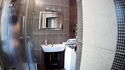 Ateşli minyon kız Stella duş alıyor