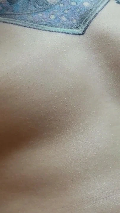 Kabarık meme uçları. Tatlı kız meme uçlarıyla oynuyor | Klip 2