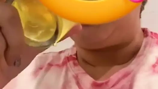 Azgın anneanne kendi çişini içiyor