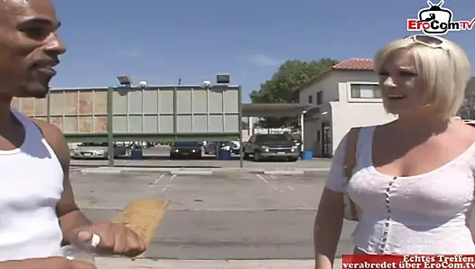 Kıllı sarışın sürtük ile küçük doğal memeler gets ona ilk bbc