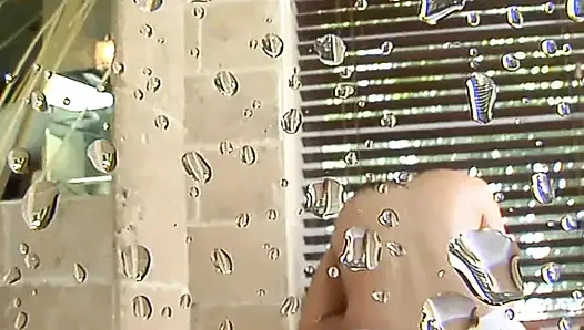 Yağlı büyük memeli orta yaşlı seksi kadın deliklerini çiğ dolduruyor - meme boşalması patlaması!