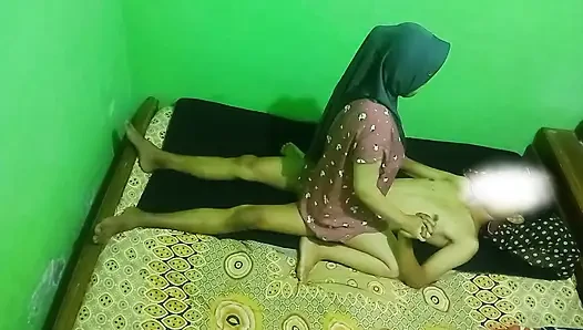 Tesettürlü bir kız bir adam tarafından sikiliyor