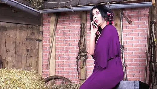 Ahırda seksi esmerle ateşli anal seks