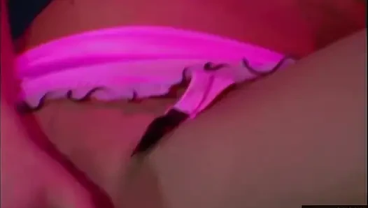 Sarışın orta yaşlı seksi kadın ve esmer lezbiyen oyuncak orta yaşlı seksi gecede oynuyor
