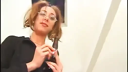 Uzun bacaklı esmer bal amını emdiriyor ve mutfakta adam tarafından sikiliyor