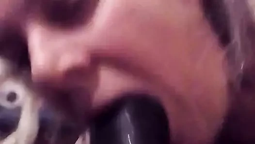 Sikini emiyor ve onu seviyor