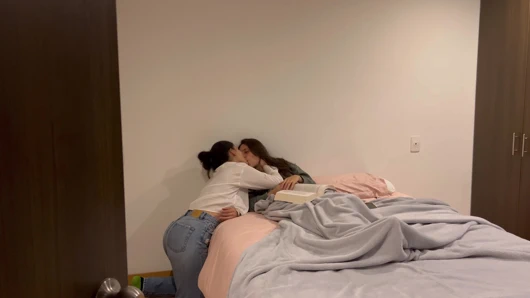 Arkadaşımın üvey kardeşiyle kimse fark etmeden seks yapıyorum!!