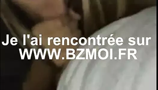 Jeune fille mignonne donne beaucoup dattention quand