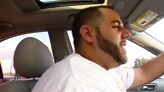 Sarışın kaltak bacaklarımı emiyor ve sonra sert sikiliyor