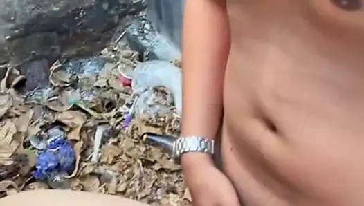 İlk kez riskli halka açık seks yapıyor