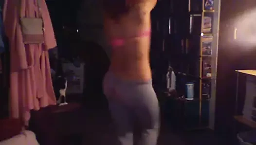 Kalçalarına dans eden taytlı seksi kız yalan söylemez