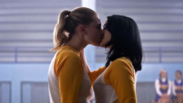Lili reinhart ve camila mendes lezbo öpücüğü - scandalplanet.com