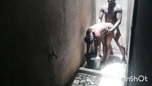 En iyi arkadaşımın karısı özel kısımlarını yıkarken beni duşta aradı. Cezbediciliğime karşı koyamadım.