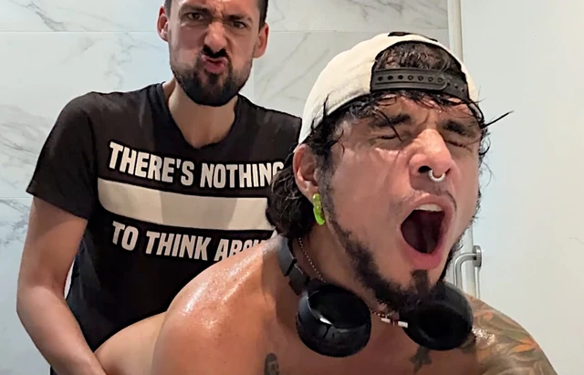 СВИНЬЯ В ТУАЛЕТЕ В ТОРГОВОМ ЦЕНТРЕ: ТРАХНУТАЯ ГОЛАЯ И УНИЖЕННАЯ С ГРЯЗНЫМИ СТУПНЯМИ PAPI НА МОЕМ ЯЗЫКЕ!!