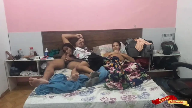 Arkadaşımı Nextfli'yi görmesi için aradım ve kocam onu yemek fırsatını kaçırmadı