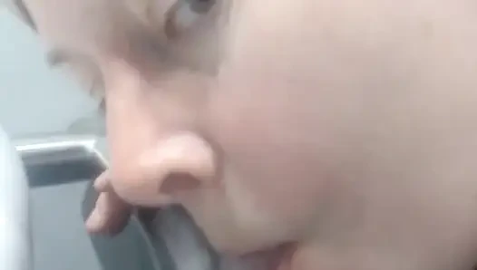 Anal yumruklama, boşluk, modern bir trenin tuvaletinde zemini yalama