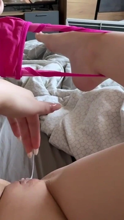 Мощный момент из "Школьница со сливочной киской трахает пальцами и оргазм!"