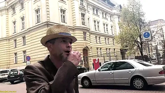 Edepsiz genç kızın götü çılgın bir üvey baba tarafından sikiliyor