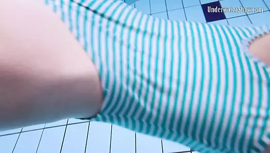 Sıcak sualtı batık genç anetta