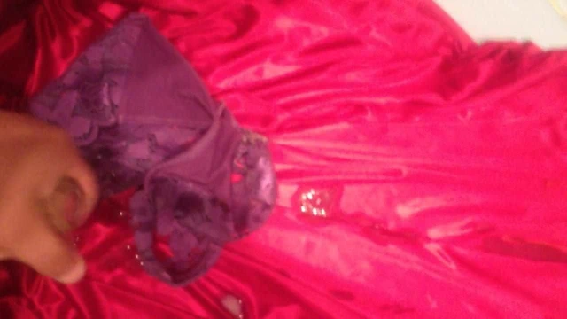 annemin iç çamaşırına mastürbasyon yapıyorum