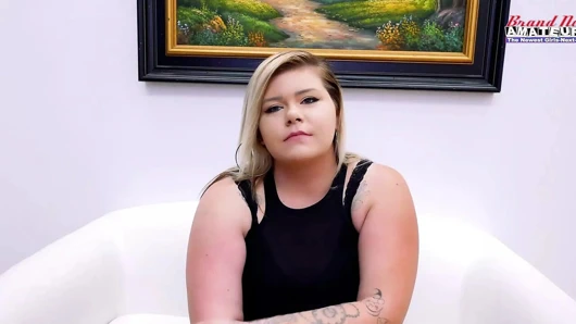 Azgın iri güzel sürtük Charleigh götüne yarak alıyor