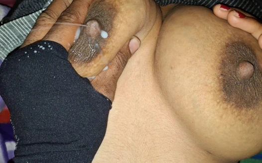 Savita yengenin sütlü göğüsleri ve amcığı sert sikiliyor