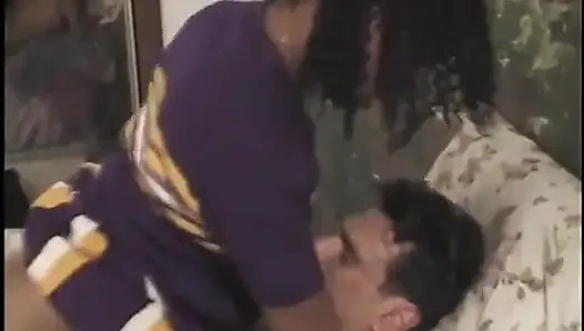 Zenci genç kız beyaz adamla seks yapıyor ve sonra yüzüne boşalıyor