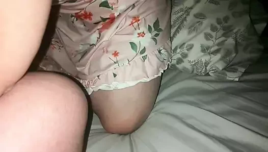 Lezbiyen üvey anne otel odasında ilk kez sakso çekiyor ve döl yutuyor