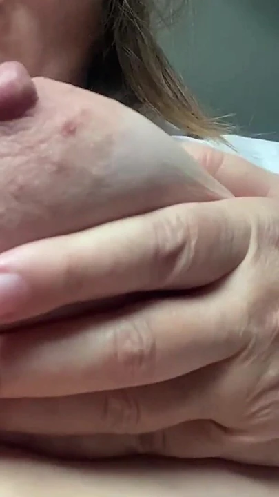 Kabarık meme uçlarını oynayın. büyük areolas üvey kaltak. dev meme nemfomanyak milf. | Klip 1