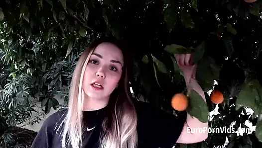 Küçük kaltak sikiliyor ve döl enjekte ediliyor