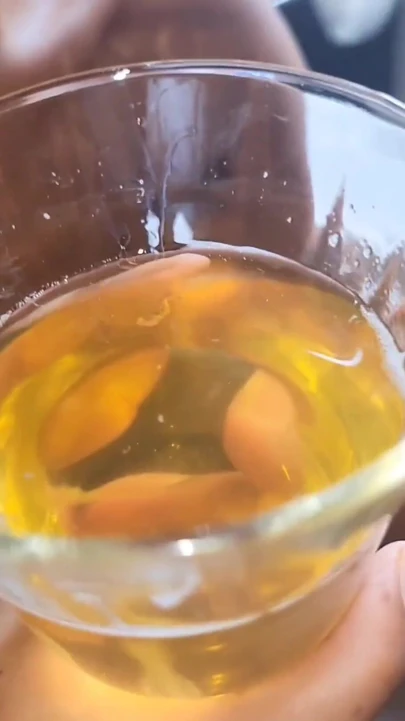 Эмоциональный момент из "Нюхаю и лижу промеж моего мужчины и задницу, пока он не кончит с двумя пальцами в заднице"