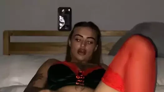 Gotik dövmeli sürtük kamerada kapris yapıyor ve kendini parmaklıyor