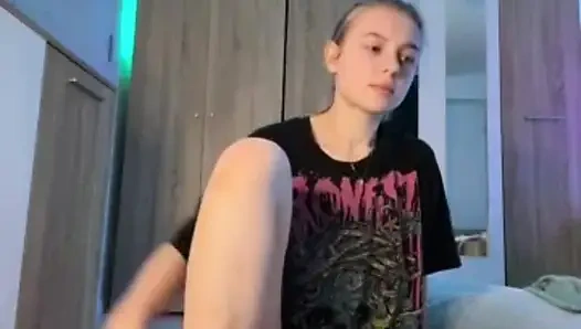 Yüzüne fışkırtıyor ve diş fırçasıyla sikişiyor