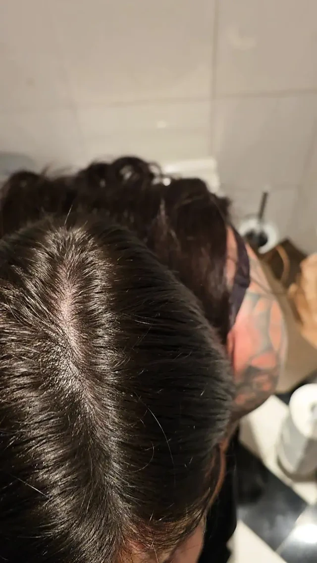 Amatör orta yaşlı seksi kadın 5 yıldızlı otel bar banyosunda yarak alıyor