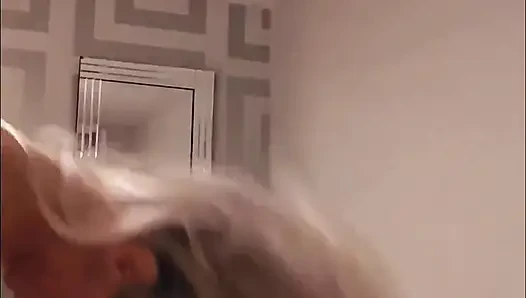 Orta yaşlı seksi kadın evde video çekiyor