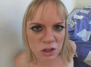 Bikinili kız Hayley götüne sokuyor