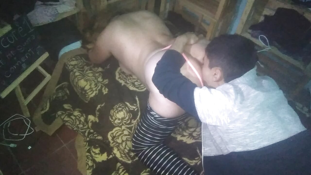 Kız arkadaşımın vajinasını emiyor ve parmaklarımı içine sokuyorum
