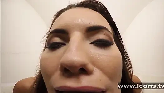 Büyük doğal memeli gotik tanrıça Vanessa mastürbasyon yapıyor ve orgazm oluyor