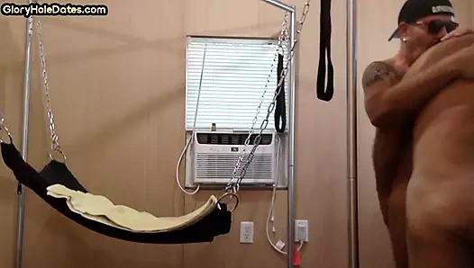 Duvar deliği dilf siyah yarağı emiyor be4 beyaz tarafından sikiliyor