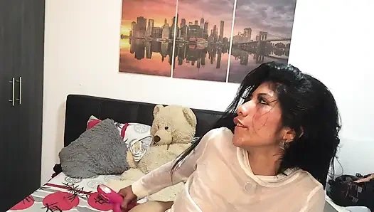 Sevgilimi düşünerek amına mastürbasyon yapıyorum.