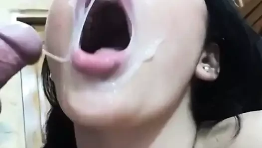 Emmaandandrew yüzüne boşalıyor