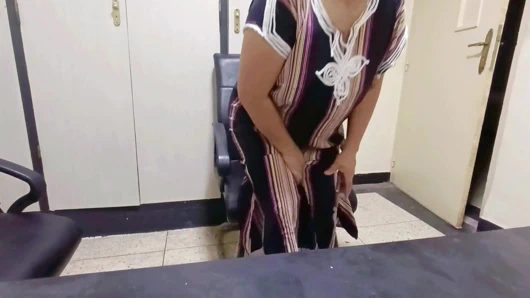 Yeni büyük memeli çalışan ofiste iyi bir sikişiyor