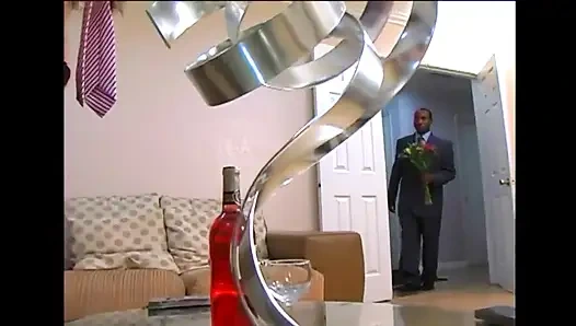 Seksi genç beyaz kaltak için büyük zenci yarağı