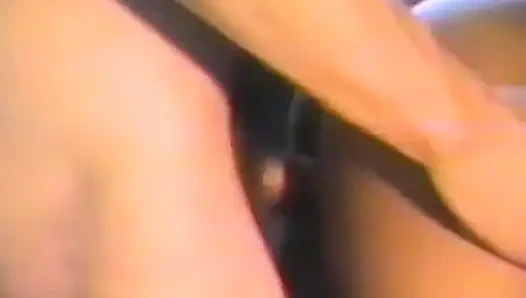 Amatör bir çift birçok pozisyonda enerjik sikişiyor