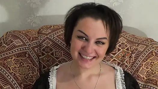 Edepsiz itaatkar Fransız hizmetçin yarağını emiyor ve yüzüne büyük dölünü sokuyor