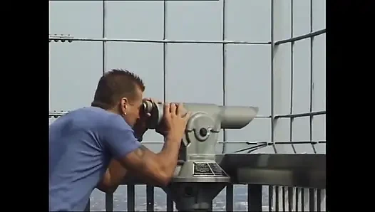 Sarışın azgın orta yaşlı seksi kadın evin dışında sikişiyor