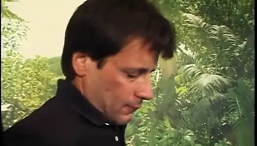 Beyaz adamın hamile zenci hatunun üzerine eğilip onu sikişini izle