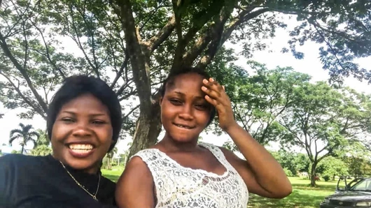 Azgın zenci lezbiyenler açık havada parkta edepsizce konuşuyor